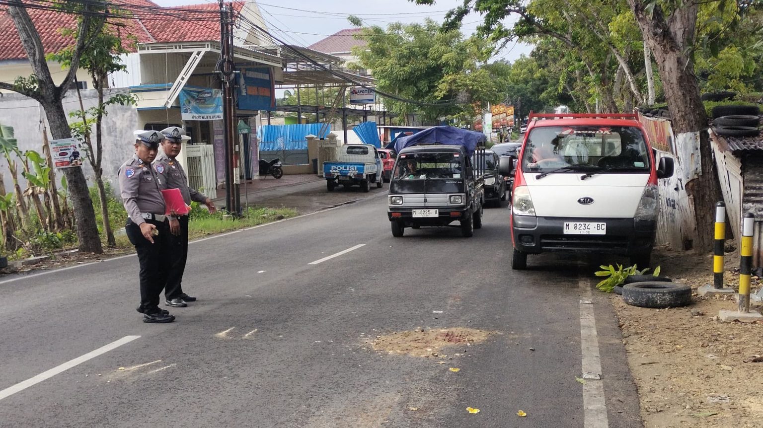 Anggota Satlantas Polres Pamekasan saat berada di TKP kecelakaan