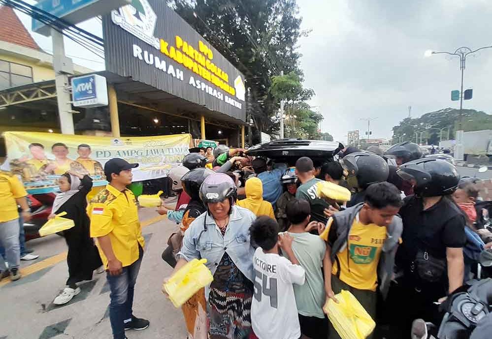 Bagi takjil yang digelar AMPG Jawa Timur dan Sidoarjo, Jumat (6/3/2026). Foto: Mustain/Bangsaonline.