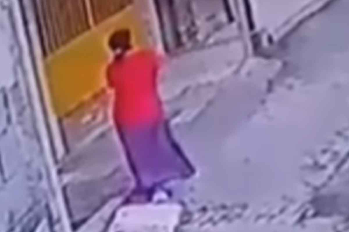 Tangkapan layar rekaman CCTV setelah Masirah membuang sampah di jalan yang berdekatan dengan rumah Wiwik.
