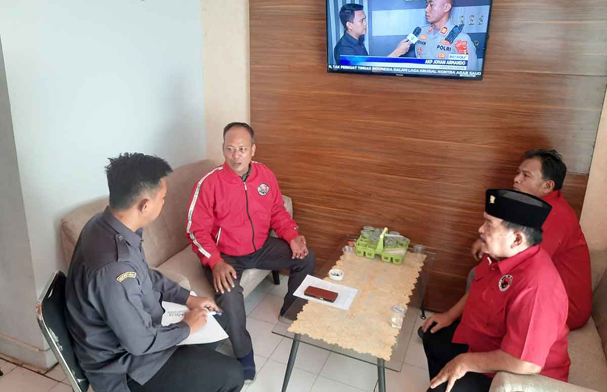 Kepala Badan Bantuan dan Advokasi Rakyat DPC PDIP Gresik, Munif Ridhuan, bersama pengurus saat diterima pegawai Bawaslu. Foto: Ist