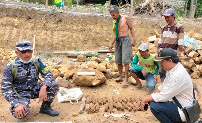 Penemuan puluhan mortir dan selongsong peluru diduga peninggalan zaman Belanda, di pekarangan rumah salah satu warga Desa Banyuurip, Kecamatan Senori, Kabupaten Tuban.