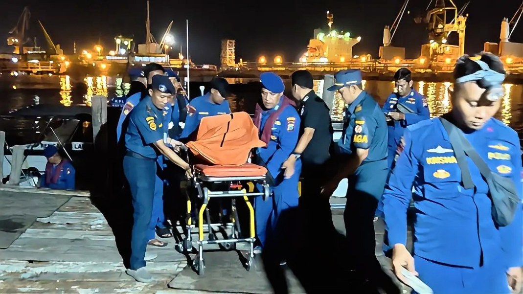 Perahu Pengangkut Besi Tua Tenggelam di Perairan Pelabuhan Gresik, Satu Tewas Dua Hilang