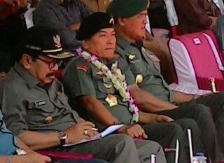 PROGRAM RTLH – Panglima TNI Jendral TNI Moeldoko didampingi Gubernur Jatim Soekarwo saat pencanangan Program RTLH, di Lapangan Desa Bogo Kecamatan Plemahan Kabupaten Kediri, Kamis (25/9/2014) sore. foto : arif kurniawan/BangsaOnline