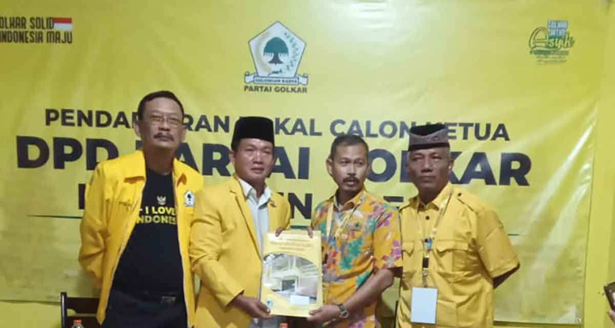 Wongso Negoro (dua dari kiri ) saat menyerahkan pendaftaran calon Ketua DPD Golkar Gresik kepada Ketua SC Musda, Andi Fajar Yulianto. Foto: Ist