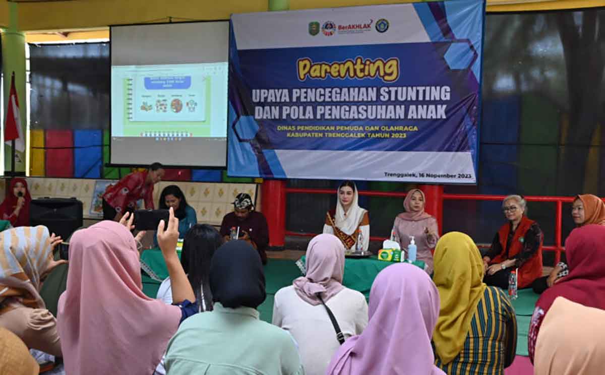 Ketua TP PKK Trenggalek, Novita Hardini, saat memberi arahan di TK Pembina.