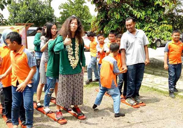 Keseruan Bule Main Permainan Trandisional Jawa