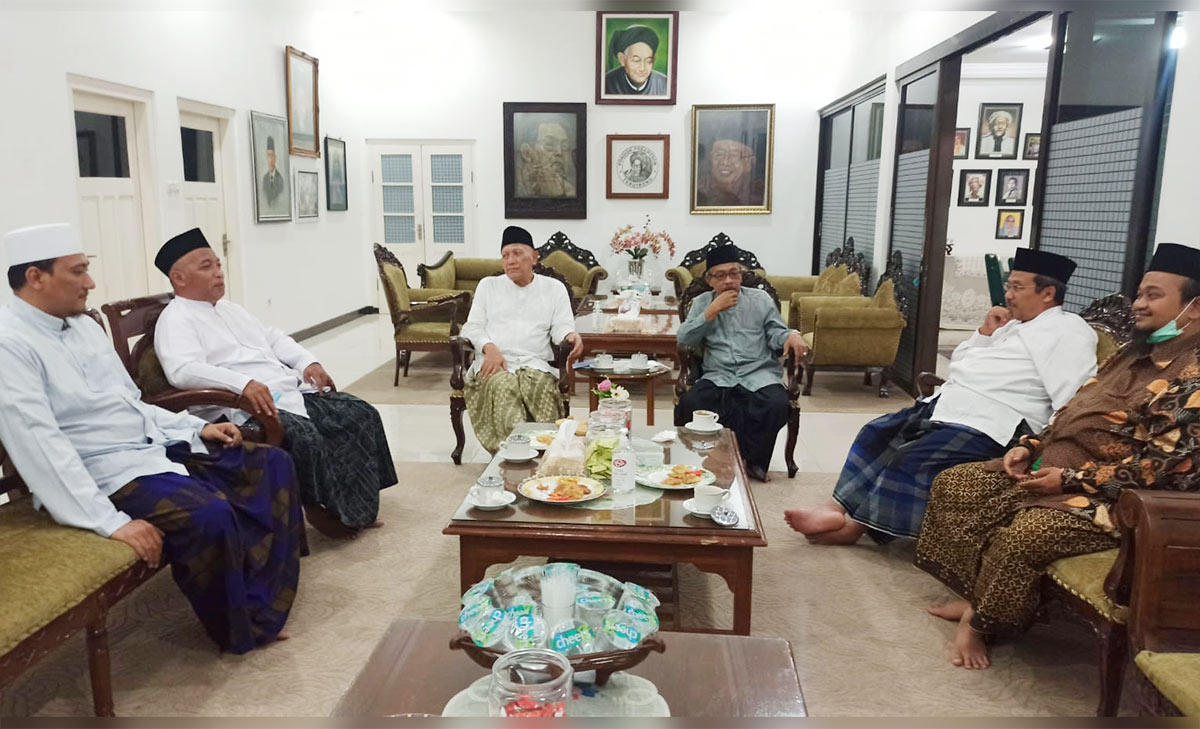 Suasana pertemuan masyayikh keluarga pendiri NU di Rumah Pengasuh Ponpes Tebuireng, Kamis (1/12) malam. foto: AHMAD FUAD/ BANGSAONLINE