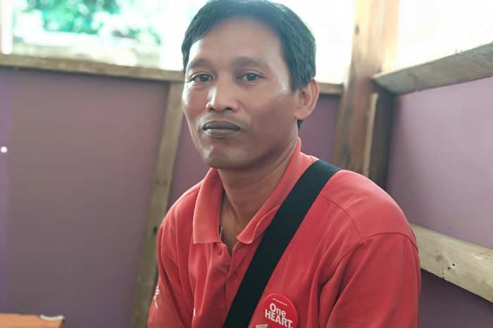 Eko Setiawan, salah seorang petugas dealer motor di Pacitan. foto: 