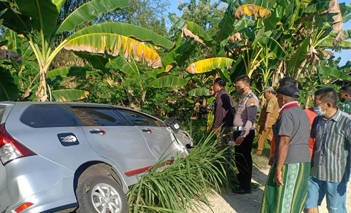 Petugas saat mengevakuasi kendaraan yang terlibat kecelakaan beruntun di Pamekasan.