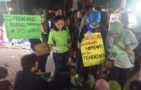 Petugas dan relawan dari tim Dinas Kebersihan dan Pertamanan Kota Kediri saat mensosialisasikan Perda Sampah di alun-alun Kota Kediri. foto: arif kurniawan/ BANGSAONLINE