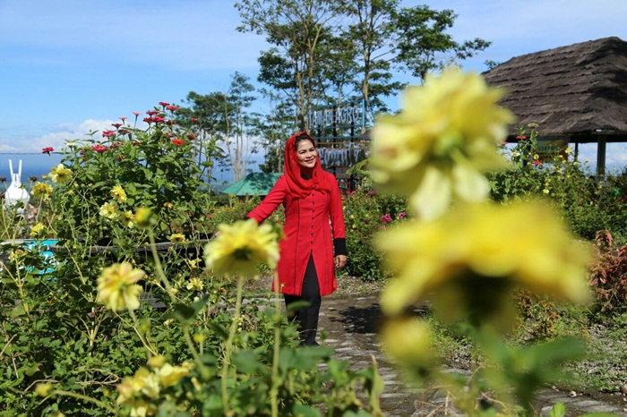 Puti saat menikmati pemandangan di Taman Agro Margomulyo (TAM) kawasan wisata Gunung Kelud, Kabupaten Kediri.