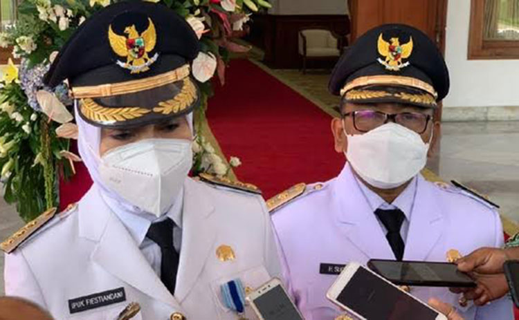 Bupati Banyuwangi Ipuk Fiestiandani dan Wakil Bupati Banyuwangi H. Sugirah usai dilantik. (foto: ist)
