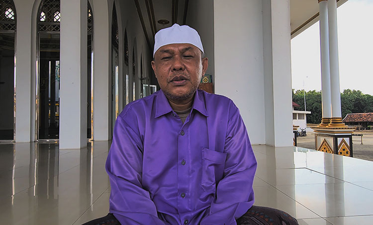 Pengasuh Pondok Pesantren Hidayatullah Al Muhajirin Bangkalan K.H. Linul Qolbih Hamzah. (foto: ist)
