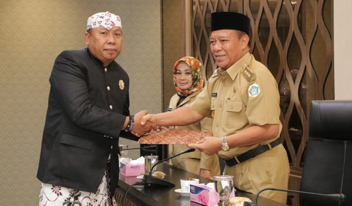 Bupati Fadeli saat menyerahkan SK Direktur Perumda Pasar kepada Suhartono.