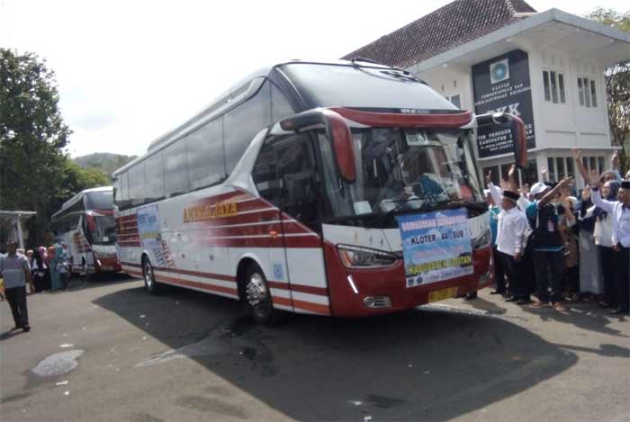 Bupati Pacitan Indartato saat melepas ratusan JCH.
