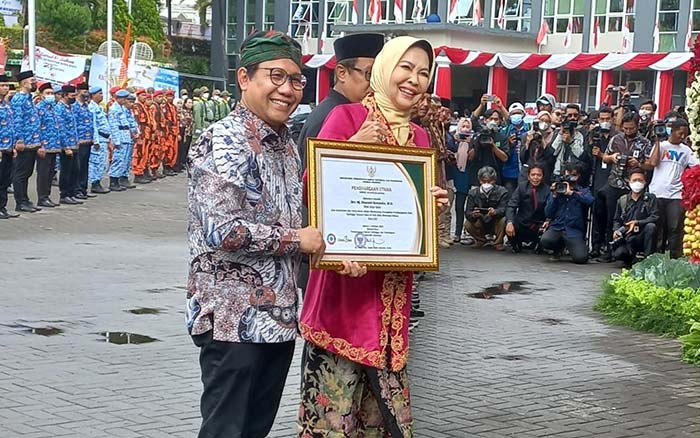 Mendes PDTT, Abdul Halim Iskandar, saat memberi penghargaan kepada Wali Kota Batu, Dewanti Rumpoko.