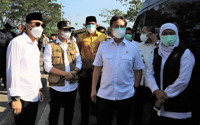 Rombongan Menkes Budi Gunadi Sadikin (dua dari kanan) didampingi Gubernur Jawa Timur, Wali Kota Surabaya, dan Bupati Bangkalan saat tiba di Suramadu, selasa (8/6/2021). Foto: ist/BANGSAONLINE.com