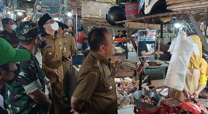 Bupati Jember, Hendy Siswanto, dan wakilnya, Balya Firjaun Barlaman, saat mengunjungi Pasar Tanjung.