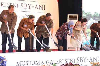 Presiden RI ke-6 Susilo Bambang Yudhoyo (SBY) dan Gubernur Jawa Timur Khofifah Indar Parawansa serta mantan menteri era Presiden SBY saat groundbreaking Museum dan Galeri Seni SBY-Ani di Ploso Kabupaten Pacitan, Sabtu (22/2). foto: istimewa/ bangsaonline.com