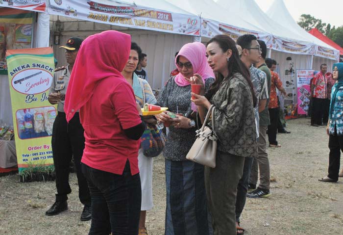 Heny Pranatal Hutajulu saat keliling mencari produk khas Ngawi.