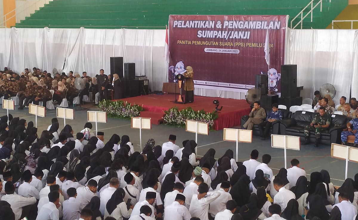 Bupati Jombang Hj Mundjidah Wahab saat pidato di depan para PPS yang dilantik. Foto: AAN AMRULLOH/ BANGSAONLINE