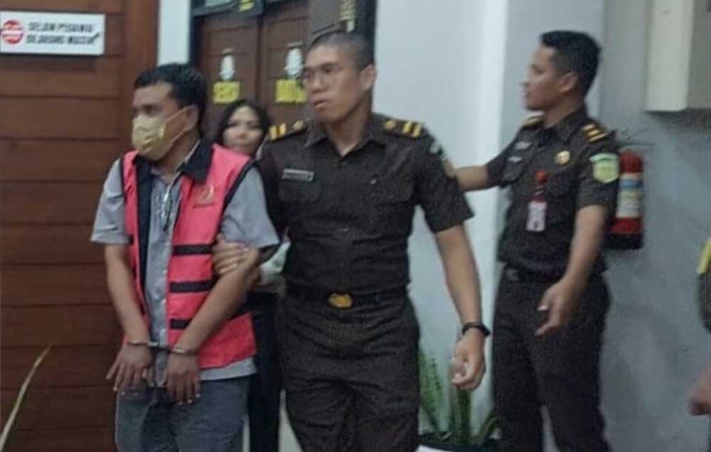 Tersangka Joko (pakai rompi) saat digelandang ke Rutan Banjarsari usai menjalani pemeriksaan di Kejaksaan. Foto: Ist.