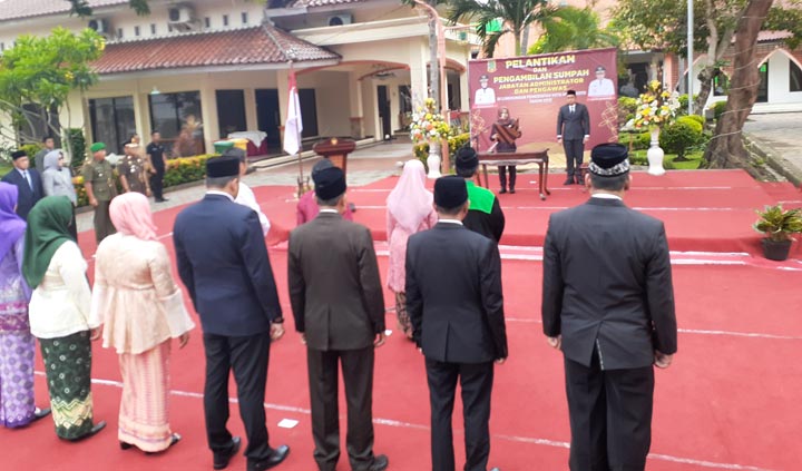 Prosesi pelantikan pejabat di Jalan Hayam Wuruk 50, Mergelo, Magersari, Kecamatan Magersari, Kota Mojokerto.