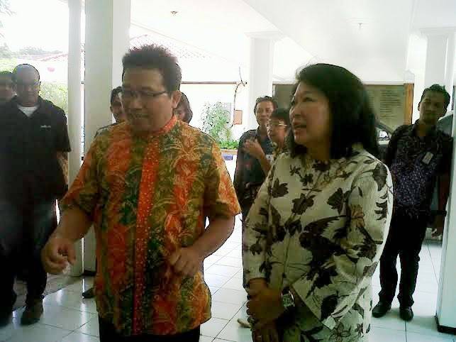 Bupati Bojonegoro Suyoto mendampingi Menteri Pariwisata dan Ekonomi Kreatif, Mari Elka Pangestu saat berkunjung ke Bojonegoro. foto : eky nur hadi/bangsaonline