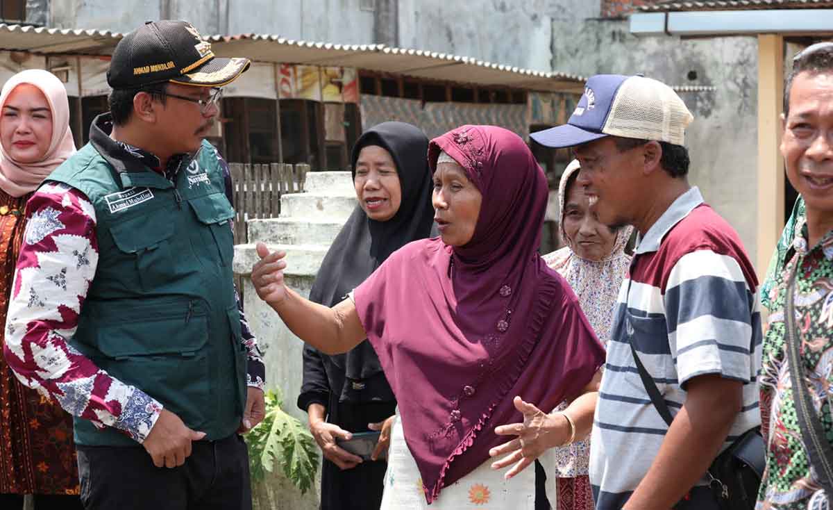 Bupati Sidoarjo, Ahmad Muhdlor Ali, ketika berbincang dengan warga di Kecamatan Tarik. Foto: Ist