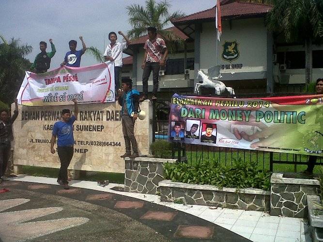 Mahasiswa Sumenep berdemo di depan kantor DPRD setempat, Senin (10/3). Mereka menolak politik uang di Pemilu 2014 nanti. Foto: Ida Okvinita/Bangsaonline.com