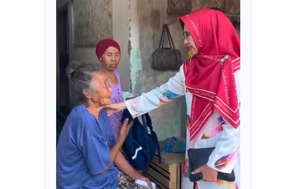 Bunda Indah saat mengunjungi Satumi (84).