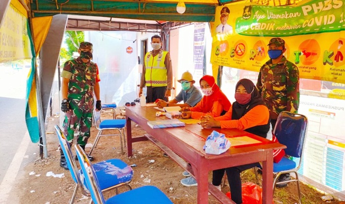 Babinsa Pasongsongan saat menggelar komsos di posko perbatasan Sumenep-Pamekasan.