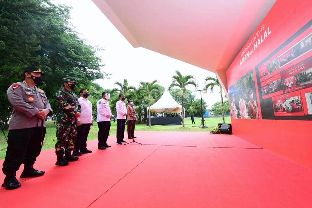 Presiden Jokowi meninjau pelaksanaan vaksinasi COVID-19 massal yang digelar serentak di 7 kabupaten/kota di Kepri melalui konferensi video, dari PT Bintan Inti Industrial Estate (BIIE), Kabupaten Bintan, Kepri, Rabu (19/05/2021). (Foto: BPMI Setpres/Muchlis Jr)