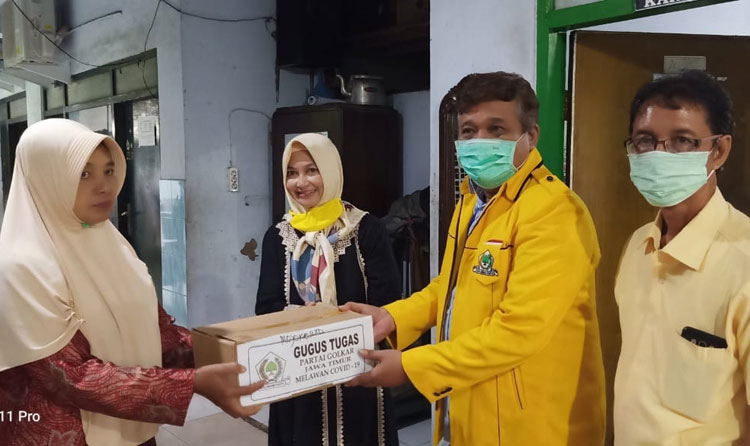 Ketua DPD Partai Golkar Kota Mojokerto menyerahkan bantuan ke panti asuhan Al-Ikhlas.