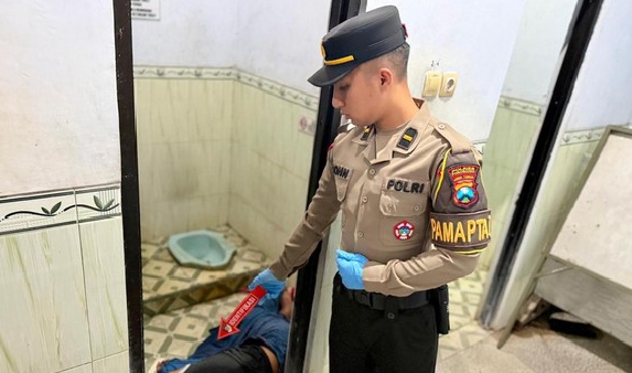 Polisi saat mengidentifikasi TKP pria ditemukan meninggal di Masjid Al Furqon, Badegan
