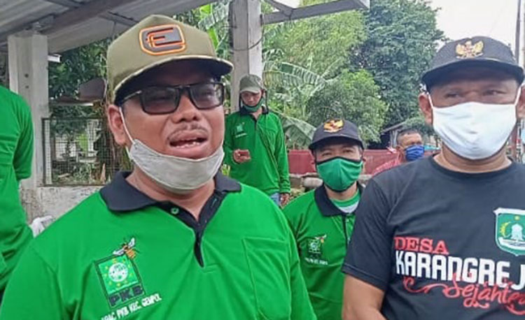 Samsul Hidayat didampingi Kepala Desa Karangrejo Mokhamad Zainul. (foto: ist)
