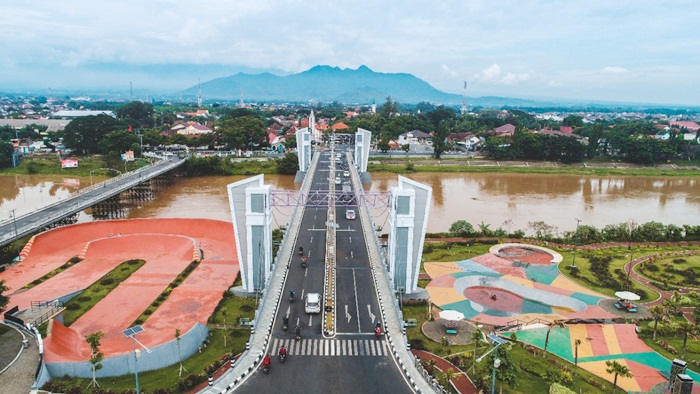 Pemandangan cantik Kota Kediri di kawasan Jembatan Brawijaya.
