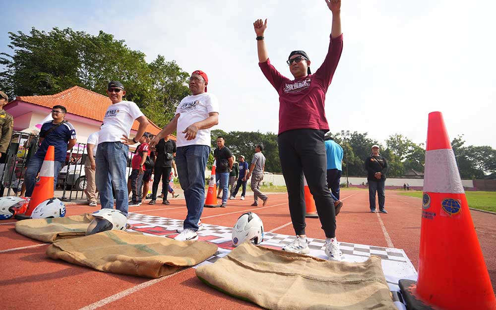 Pj Wali Kota Mojokerto, Moh Ali Kuncoro saat mengikuti lomba kampung bersama warga.