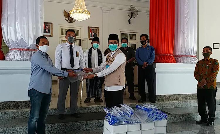R. Abdul Latif Imron Amin saat menerima sumbangan APD berupa kacamata dan face shield dari H. Mohammad Imron Tahir di Pendopo Agung Bangkalan, Kamis (11/6/2020).