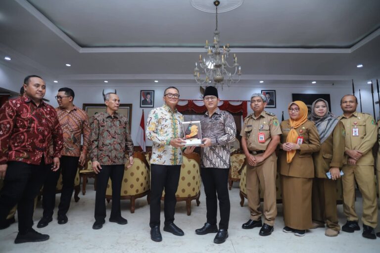 Bupati Trenggalek Moch.Nur Arifin usai melakukan tanda tangan akta pembiayaan dari PT SMI  di Pendopo Trenggalek 
