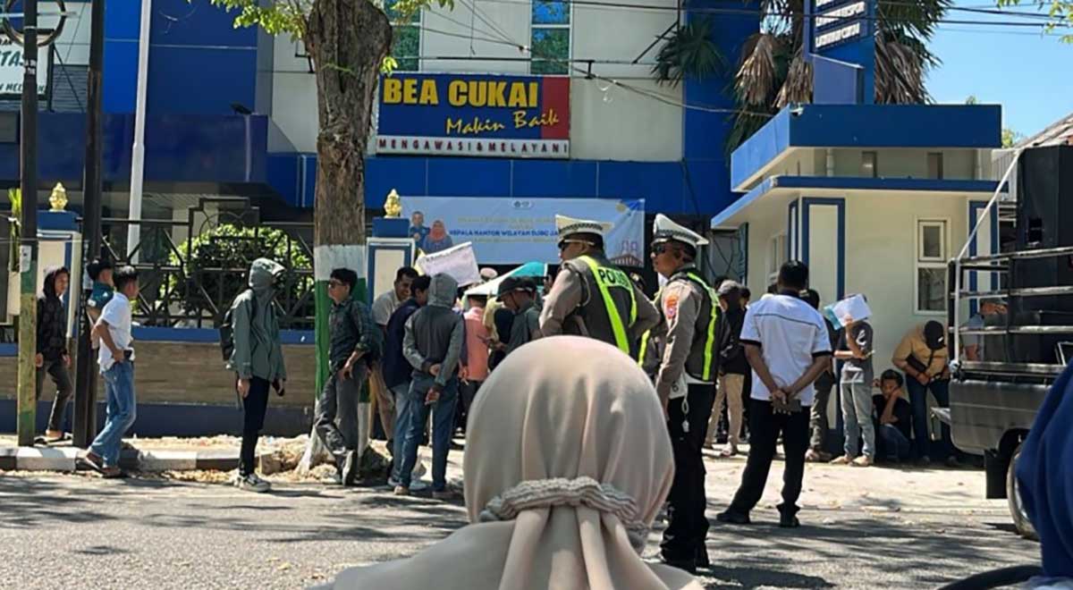 Massa aksi saat menggelar demo di Kantor Bea Cukai Madura.