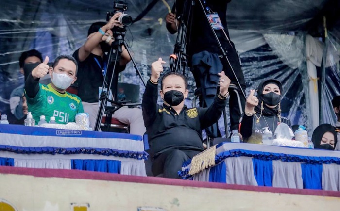 Bupati Jember Hendy Siswanto bersama Bupati Lumajang Thoriqul Haq saat menyaksikan pertandingan antara Persid dengan PSIL.