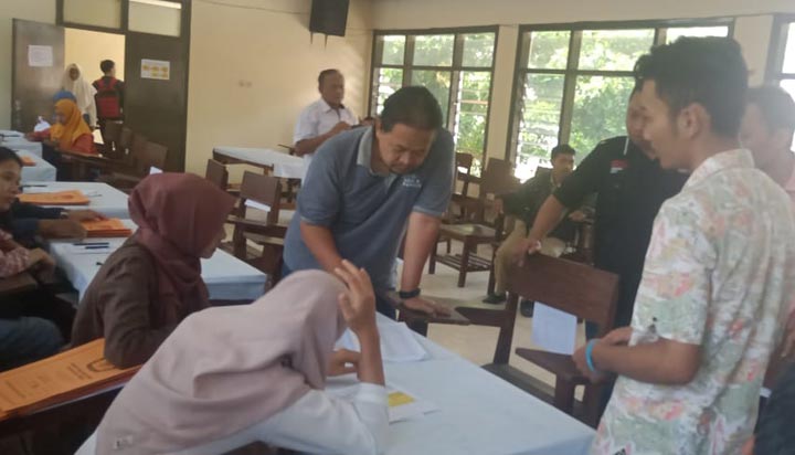 Pendaftar rekrutmen PPS mendatangi kantor KPU Jember untuk menyerahkan berkas di hari terakhir, Senin (24/8) kemarin.