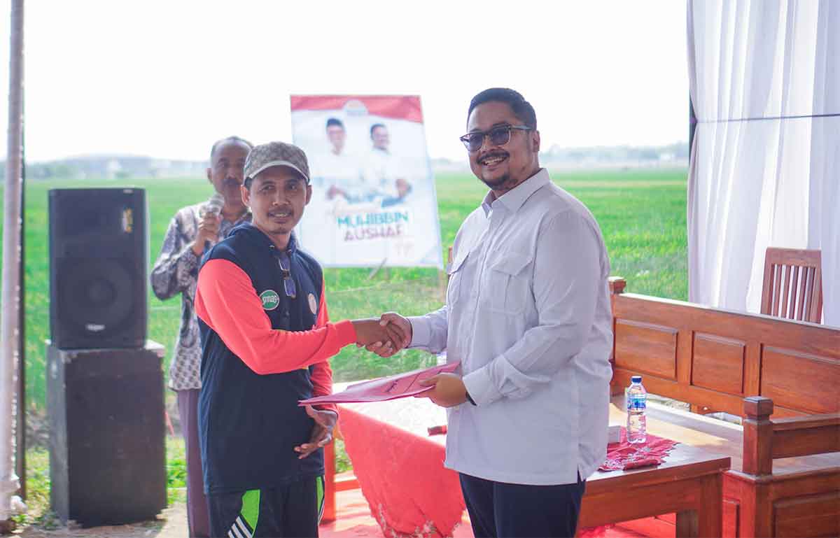 Ketua Komunitas Petani Brambang Nganjuk, Brambang Supriaji, saat menyerahkan surat deklarasi kepada Aushaf Fajr selaku calon bupati pada Pilkada 2024.