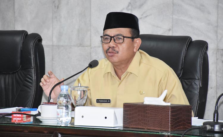 Bupati Pungkasiadi memimpin rapat staf. 