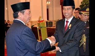 Bupati Tuban ketika menerima penghargaan Samkaryanugraha Parasamya Purnakarya Nugraha di istana negara. (Suwandi/BANGSAONLINE)