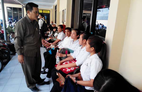 Kadisnakertrans Amin Wakhid ketika menilik motivasi pencari kerja di kantornya. (yudi eko purnomo/BANGSAONLINE)
