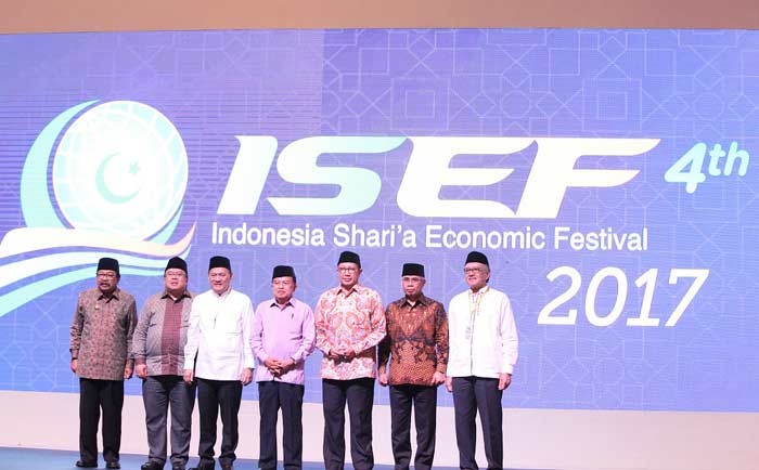 ?Gubernur Jatim Soekarwo dan Gubernur BI foto bersama Wakil Presiden Jusuf Kalla pada acara ISEF 4th Indonesia Shari