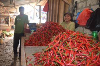 STABIL. Pedagang pracangan di Pasar Tuban mengaku harga masih stabil. foto : suwandhi/HARIAN BANGSA