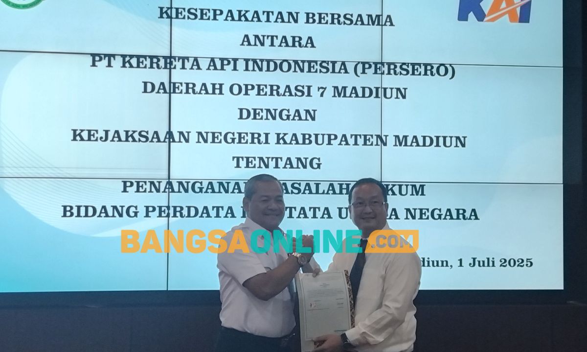 Penandatanganan nota kesepahaman antara PT KAI Daop 7 Madiun Kejari Kabupaten Madiun. Foto: Hendro Suhartono/BANGSAONLINE